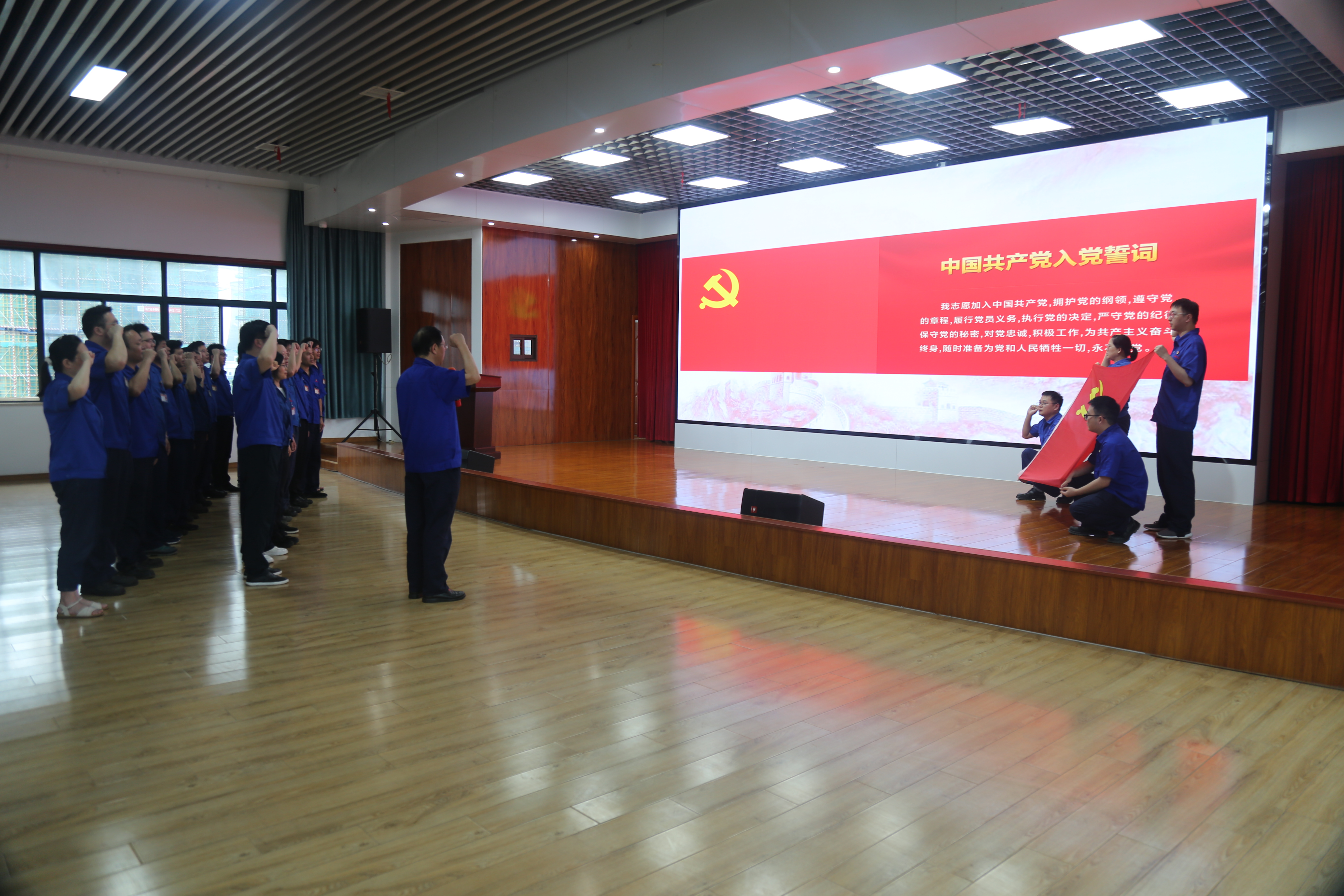 與會黨員在吳海曙帶領(lǐng)下重溫入黨誓詞.JPG